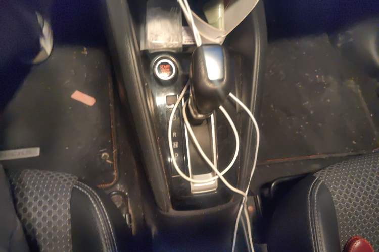 Used Nissan Kicks 2019 1.5L CVT Smart Connect Luxury Edition Gear Lever