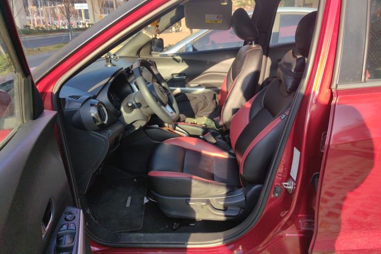 Used Nissan Kicks 2019 1.5L CVT Smart Connect Luxury Edition Left Front Seat