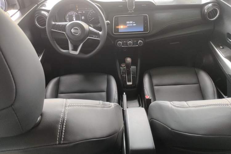Used Nissan Kicks 2019 1.5L CVT Smart Connect Luxury Edition Center Console