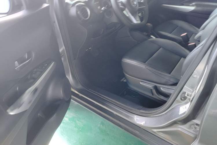 Used Nissan Kicks 2019 1.5L CVT Smart Connect Luxury Edition Driver Seat