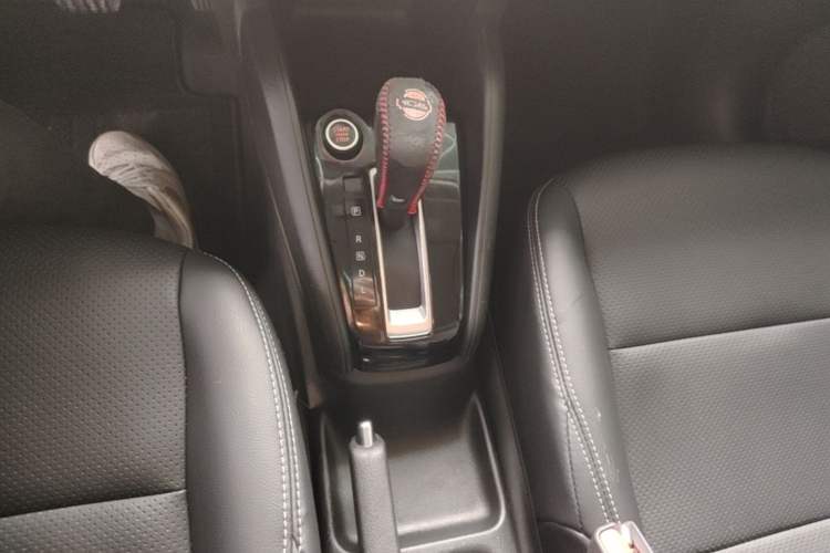 Used Nissan Kicks 2019 1.5L CVT Smart Connect Luxury Edition Gear Lever