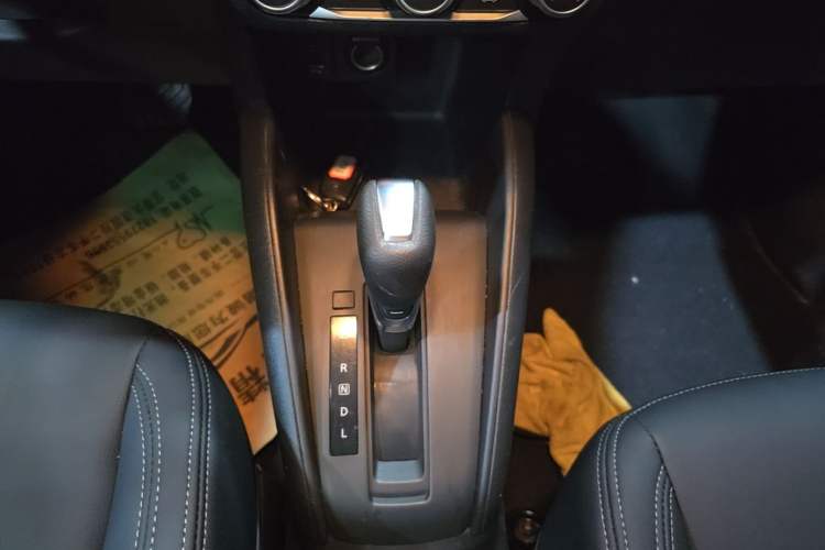Used Nissan Kicks 2019 1.5L CVT Cool Enjoy Edition Gear Lever