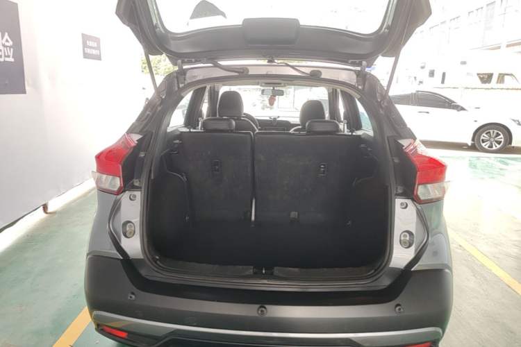 Used Nissan Kicks 2019 1.5L CVT Smart Connect Luxury Edition Trunk