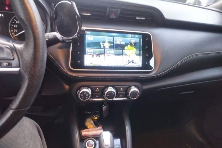 Used Nissan Kicks 2019 1.5L CVT Smart Connect Luxury Edition Audio And AC Panel