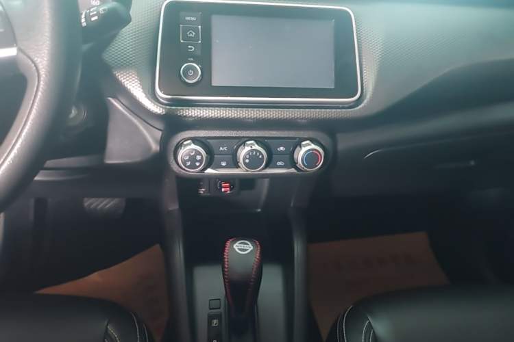 Used Nissan Kicks 2019 1.5L CVT Cool Enjoy Edition Audio And AC Panel