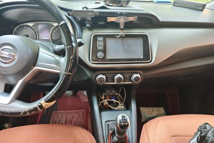 Used Nissan Kicks 2019 1.5L Manual Cool Edition Audio And AC Panel