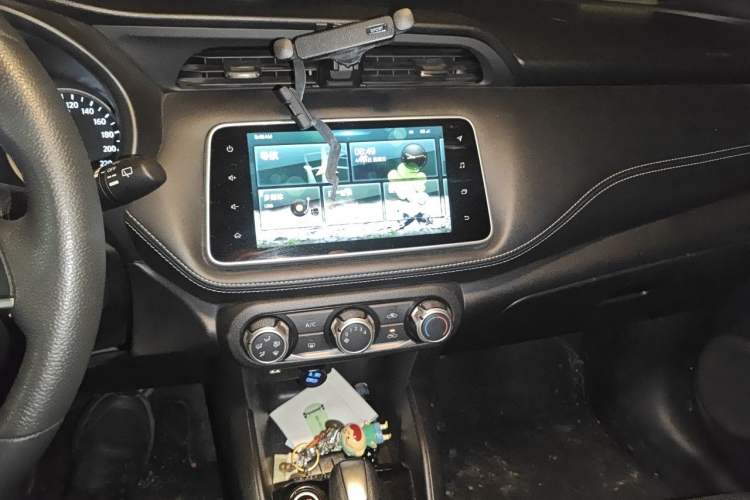 Used Nissan Kicks 2019 1.5L CVT Smart Connect Deluxe Edition Audio And AC Panel