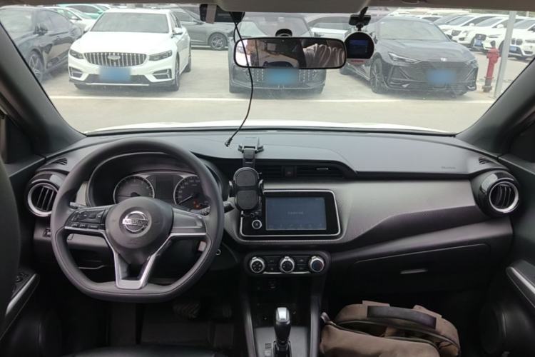 Used Nissan Kicks 2019 1.5L CVT Cool Enjoy Edition Center Console
