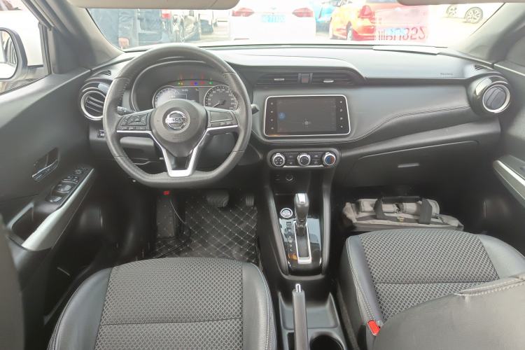 Used Nissan Kicks 2019 1.5L CVT Smart Connect Luxury Edition Center Console
