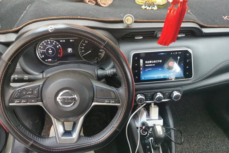 Used Nissan Kicks 2019 1.5L CVT Smart Connect Luxury Edition Center Console