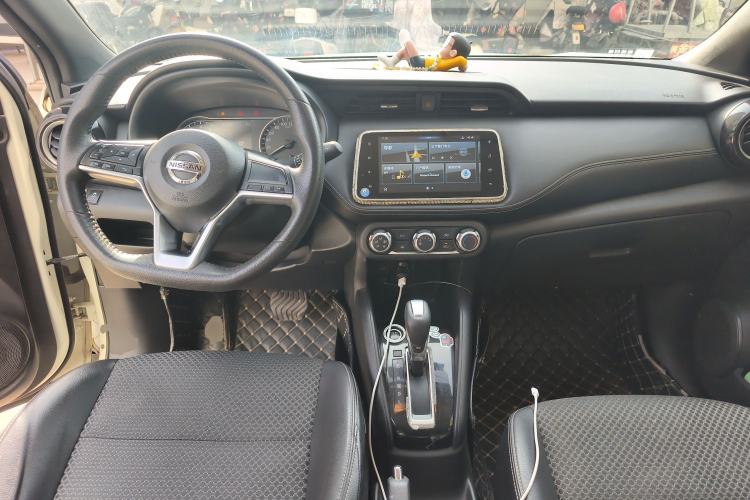 Used Nissan Kicks 2019 1.5L CVT Smart Connect Luxury Edition Center Console