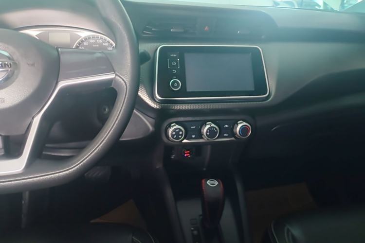 Used Nissan Kicks 2019 1.5L CVT Cool Enjoy Edition Center Console