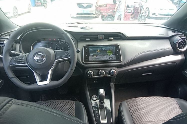 Used Nissan Kicks 2019 1.5L CVT Smart Connect Luxury Edition Center Console
