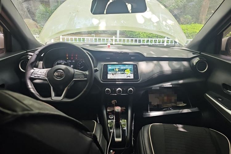 Used Nissan Kicks 2019 1.5L CVT Smart Connect Luxury Edition Center Console