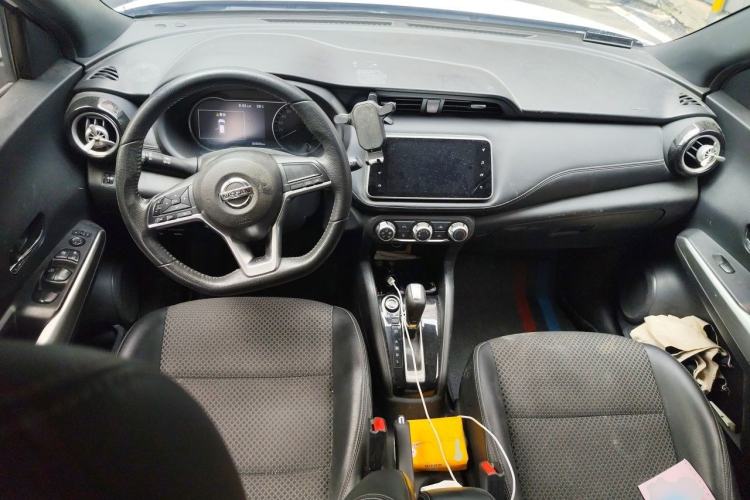 Used Nissan Kicks 2019 1.5L CVT Smart Connect Luxury Edition Center Console