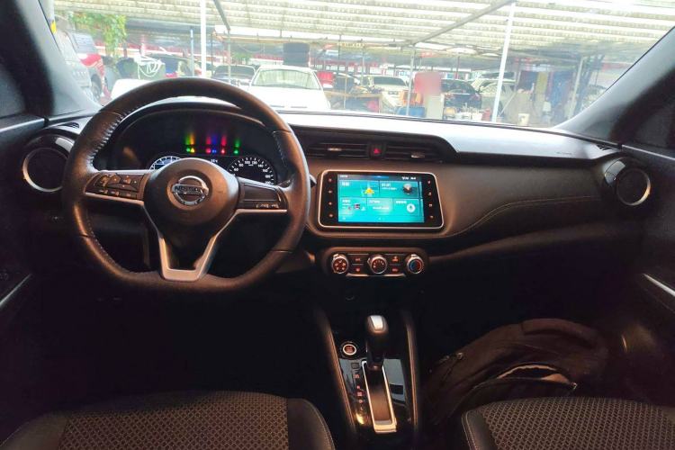 Used Nissan Kicks 2019 1.5L CVT Smart Connect Luxury Edition Center Console