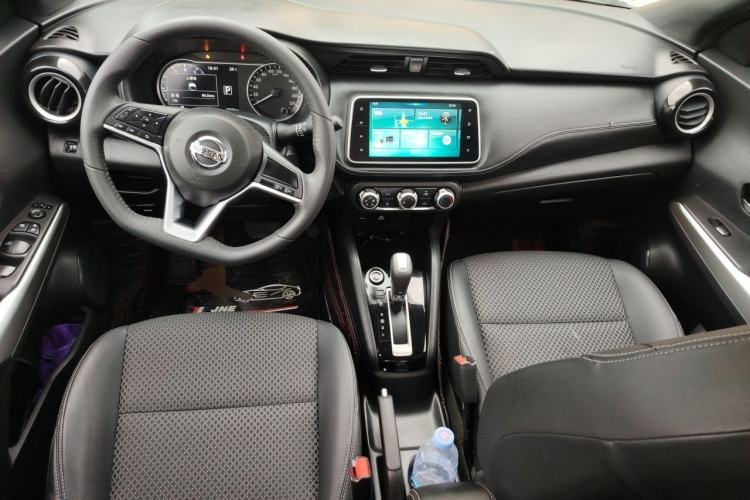 Used Nissan Kicks 2019 1.5L CVT Smart Connect Luxury Edition Center Console
