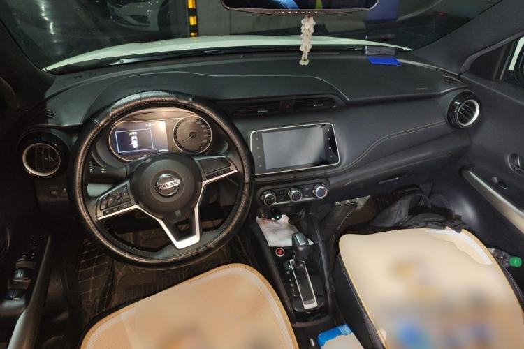 Used Nissan Kicks 2019 1.5L CVT Smart Connect Luxury Edition Center Console