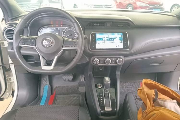 Used Nissan Kicks 2019 1.5L CVT Smart Connect Luxury Edition Center Console
