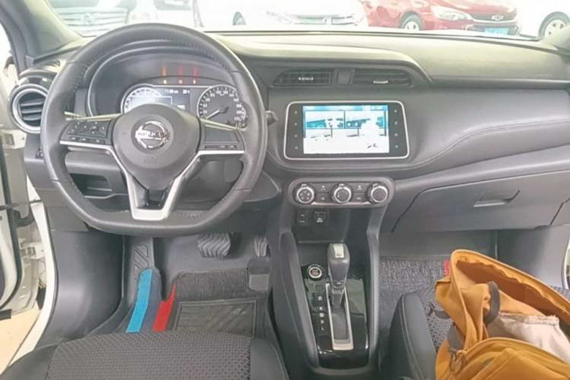 Used Nissan Kicks 2019 1.5L CVT Smart Connect Luxury Edition Center Console