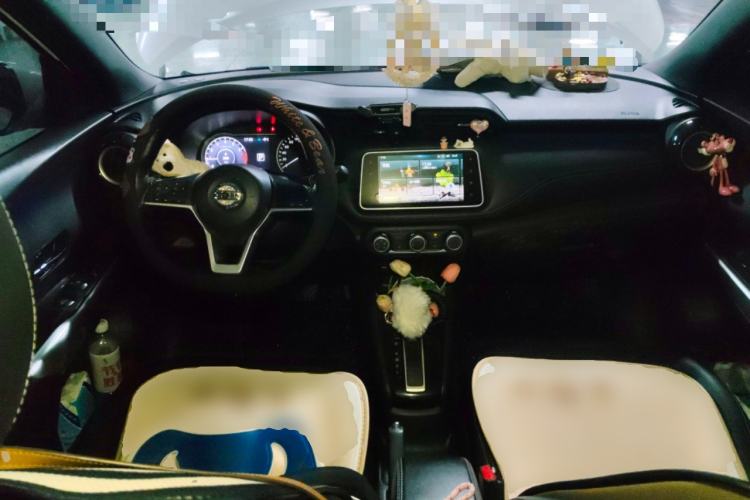 Used Nissan Kicks 2019 1.5L CVT Smart Connect Luxury Edition Center Console
