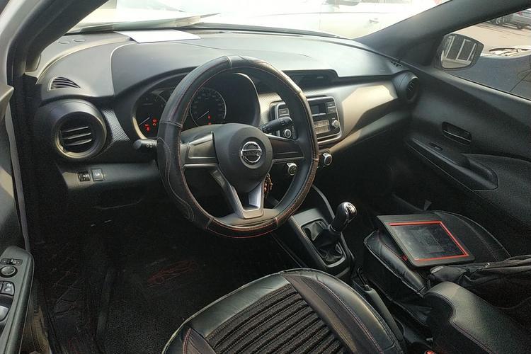 Used Nissan Kicks 2019 1.5L Manual Cool Edition Center Console