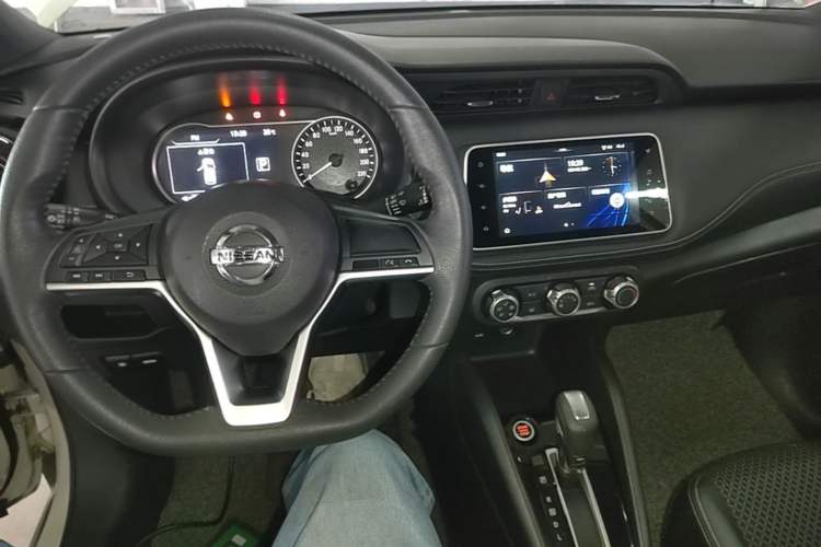 Used Nissan Kicks 2019 1.5L CVT Smart Connect Luxury Edition Center Console