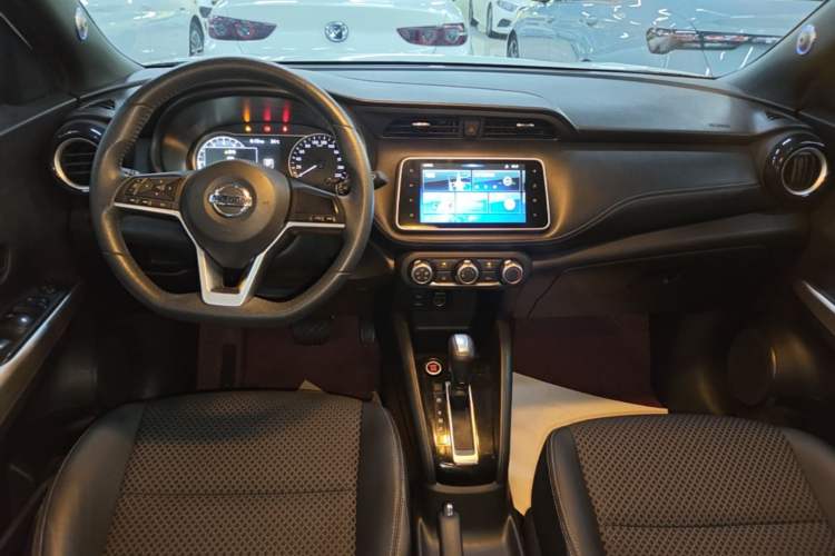 Used Nissan Kicks 2019 1.5L CVT Smart Connect Luxury Edition Center Console