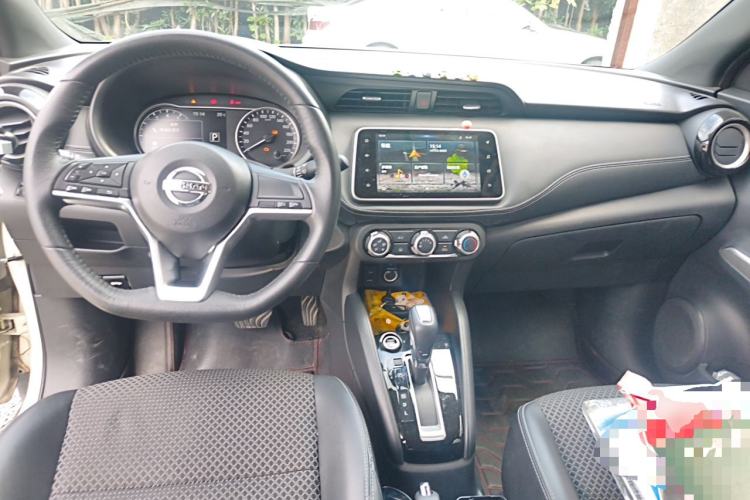 Used Nissan Kicks 2019 1.5L CVT Smart Connect Luxury Edition Center Console