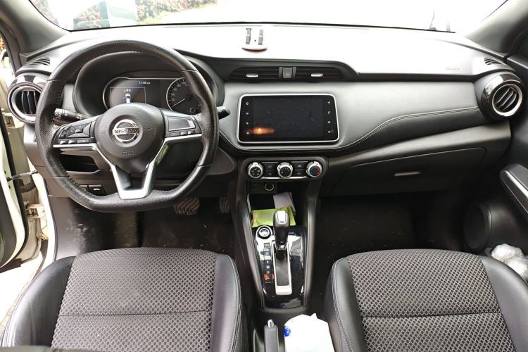 Used Nissan Kicks 2019 1.5L CVT Smart Connect Luxury Edition Center Console