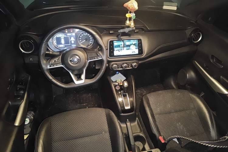 Used Nissan Kicks 2019 1.5L CVT Smart Connect Deluxe Edition Center Console