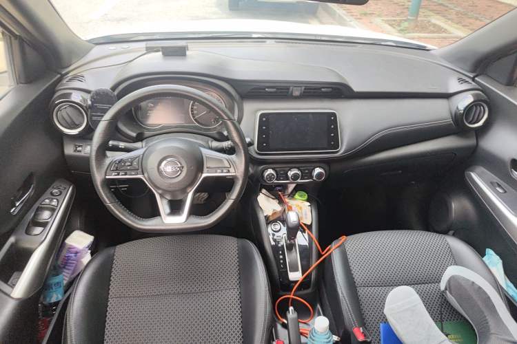 Used Nissan Kicks 2019 1.5L CVT Smart Connect Luxury Edition Center Console