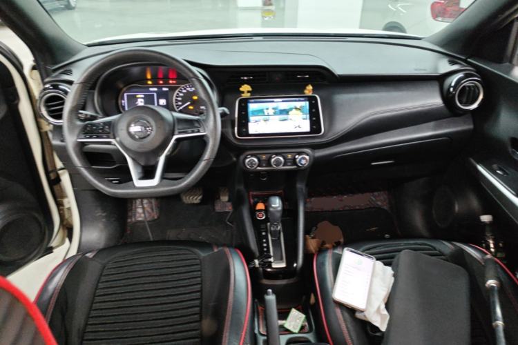 Used Nissan Kicks 2019 1.5L CVT Smart Connect Luxury Edition Center Console