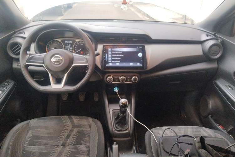Used Nissan Kicks 2019 1.5L Manual Cool Edition Center Console