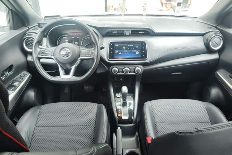 Used Nissan Kicks 2019 1.5L CVT Smart Connect Luxury Edition Center Console