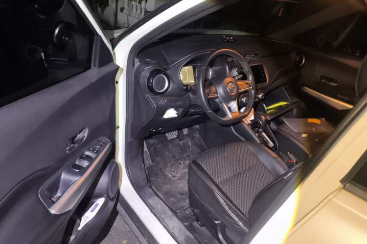 Used Nissan Kicks 2019 1.5L CVT Smart Connect Luxury Edition Driver Seat