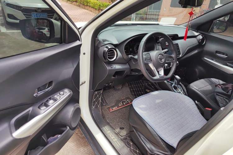 Used Nissan Kicks 2019 1.5L CVT Smart Connect Luxury Edition Driver Seat