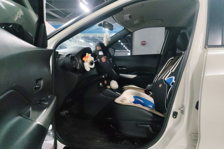 Used Nissan Kicks 2019 1.5L CVT Smart Connect Luxury Edition Driver Seat