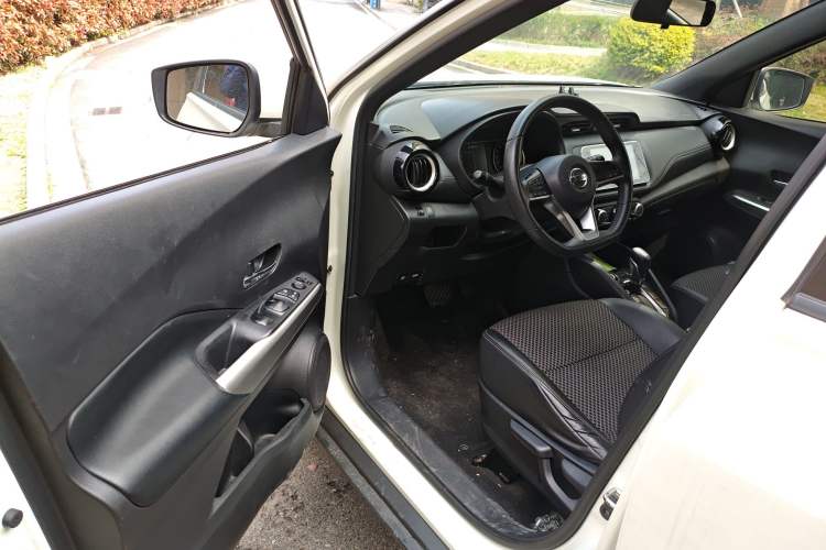 Used Nissan Kicks 2019 1.5L CVT Smart Connect Luxury Edition Driver Seat
