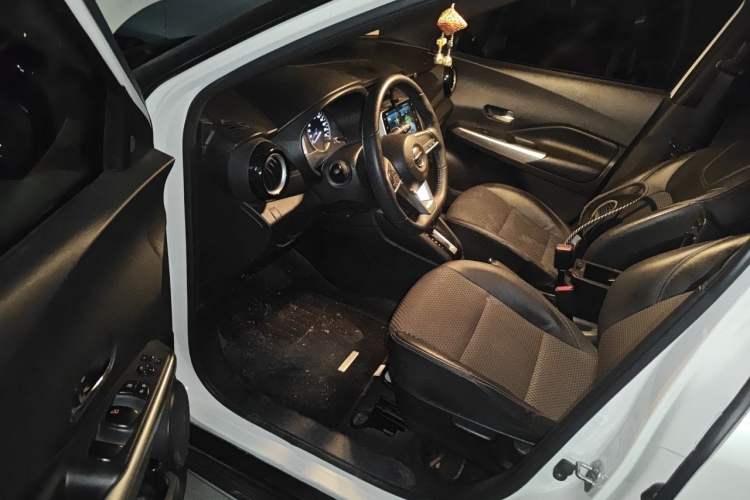 Used Nissan Kicks 2019 1.5L CVT Smart Connect Deluxe Edition Driver Seat