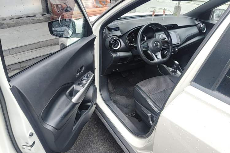 Used Nissan Kicks 2019 1.5L CVT Smart Connect Luxury Edition Driver Seat
