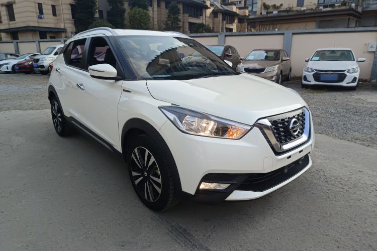 Used Nissan Kicks 2019 1.5L CVT Smart Connect Luxury Edition Front Right 45 Deg
