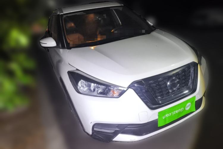 Used Nissan Kicks 2019 1.5L CVT Smart Connect Luxury Edition Front Right 45 Deg