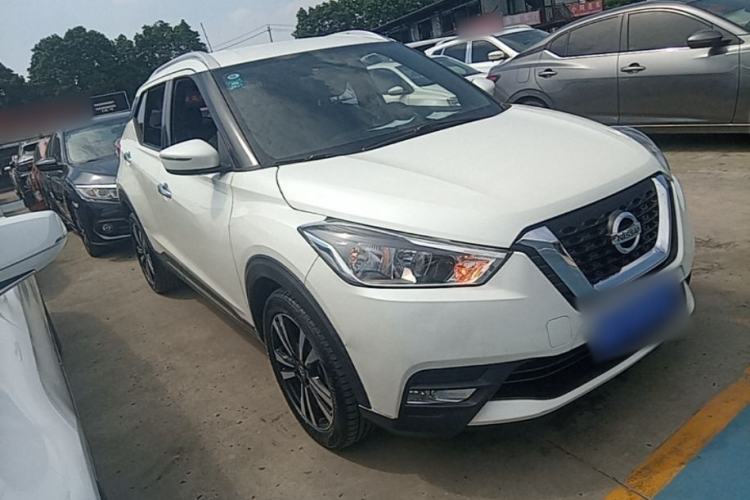 Used Nissan Kicks 2019 1.5L CVT Smart Connect Luxury Edition Front Right 45 Deg