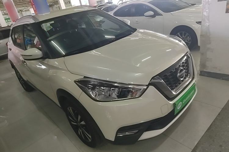 Used Nissan Kicks 2019 1.5L CVT Smart Connect Luxury Edition Front Right 45 Deg