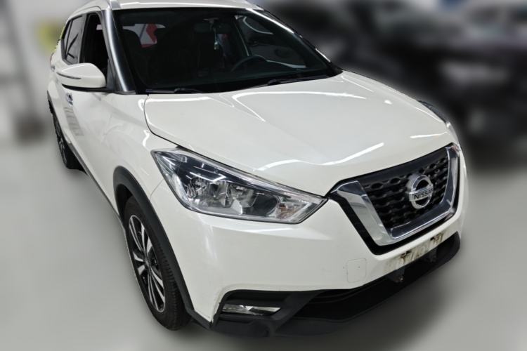 Used Nissan Kicks 2019 1.5L CVT Smart Connect Luxury Edition Front Right 45 Deg