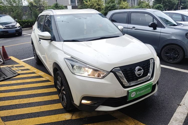 Used Nissan Kicks 2019 1.5L CVT Smart Connect Luxury Edition Front Right 45 Deg