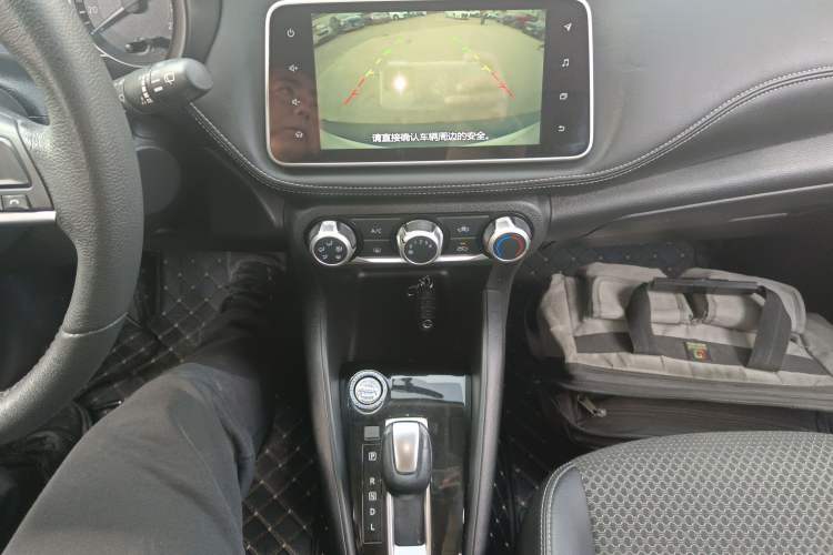 Used Nissan Kicks 2019 1.5L CVT Smart Connect Luxury Edition Gear Lever