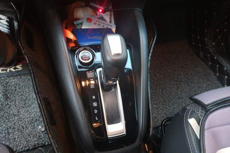 Used Nissan Kicks 2019 1.5L CVT Smart Connect Luxury Edition Gear Lever