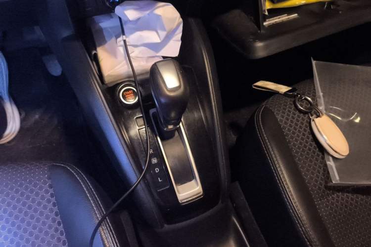 Used Nissan Kicks 2019 1.5L CVT Smart Connect Luxury Edition Gear Lever